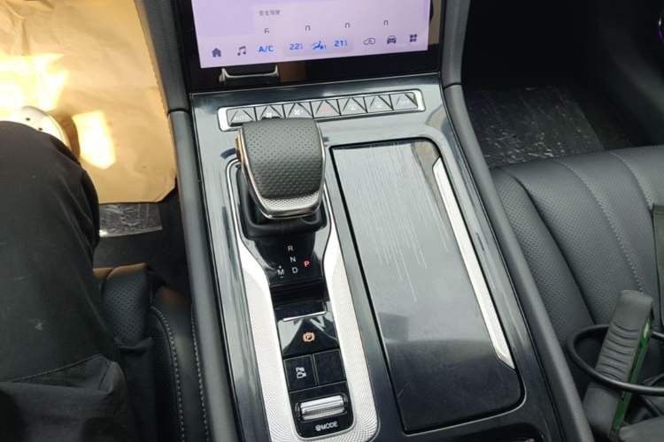 Used Hongqi H5 2025 2.0T Automatic Flag Edition – 500 000 Units Commemorative Version Gear Lever