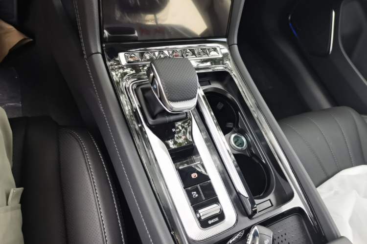 Used Hongqi H5 2025 2.0T Automatic Flag Edition – 500 000 Units Commemorative Version Gear Lever