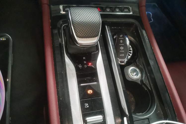 Used Hongqi H5 2025 2.0T Automatic Flag Edition – 500 000 Units Commemorative Version Gear Lever