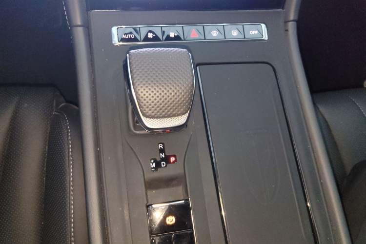 Used Hongqi H5 2025 2.0T Automatic Flag Edition – 500 000 Units Commemorative Version Gear Lever