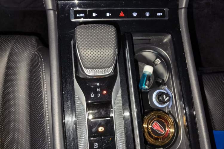 Used Hongqi H5 2025 1.5T DCT Xuan Ying Edition Gear Lever