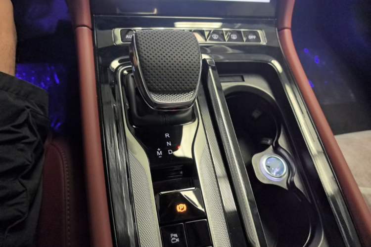 Used Hongqi H5 2025 2.0T Automatic Flag Edition – 500 000 Units Commemorative Version Gear Lever