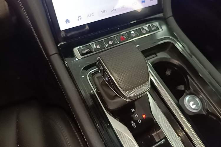 Used Hongqi H5 2025 2.0T Automatic Flag Edition – 500 000 Units Commemorative Version Gear Lever