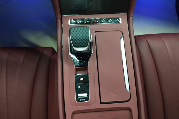 Used Hongqi H5 2025 2.0T Automatic Flag Edition – 500 000 Units Commemorative Version Gear Lever