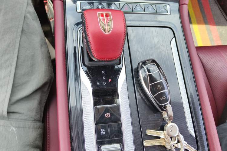 Used Hongqi H5 2025 2.0T Automatic Flag Edition – 500 000 Units Commemorative Version Gear Lever