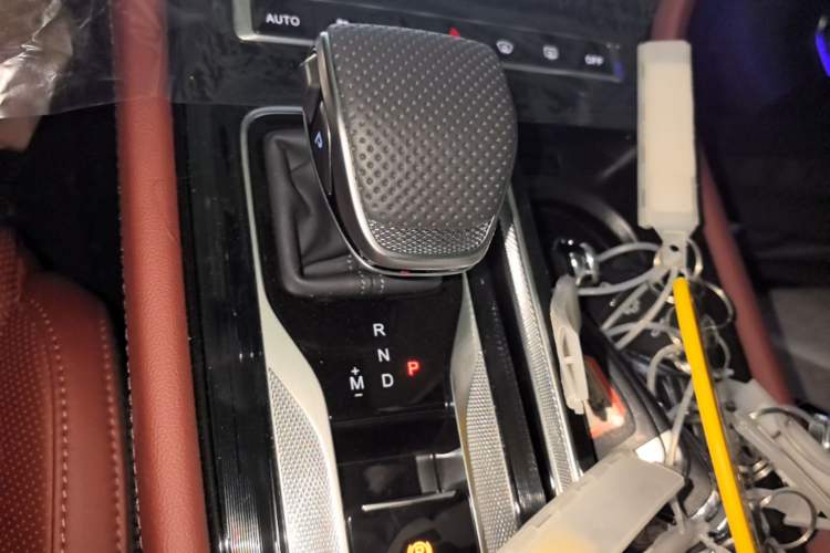 Used Hongqi H5 2025 2.0T Automatic Flag Edition – 500 000 Units Commemorative Version Gear Lever