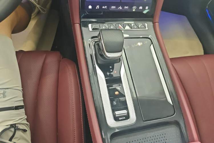 Used Hongqi H5 2025 2.0T Automatic Flag Edition – 500 000 Units Commemorative Version Gear Lever