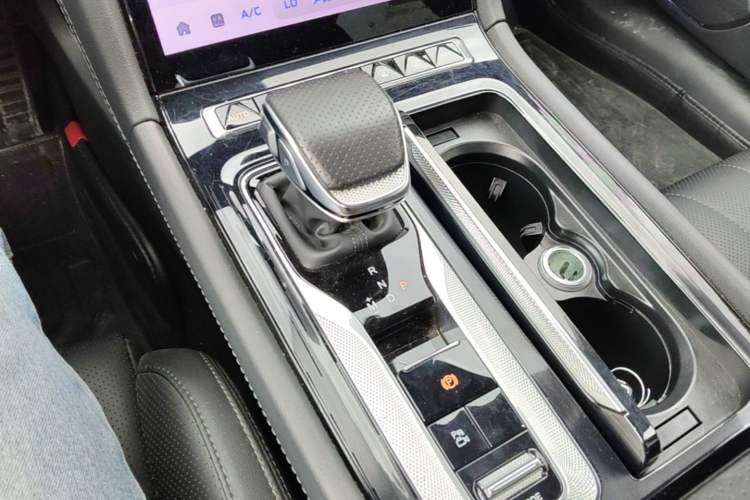 Used Hongqi H5 2025 2.0T Automatic Flag Edition – 500 000 Units Commemorative Version Gear Lever