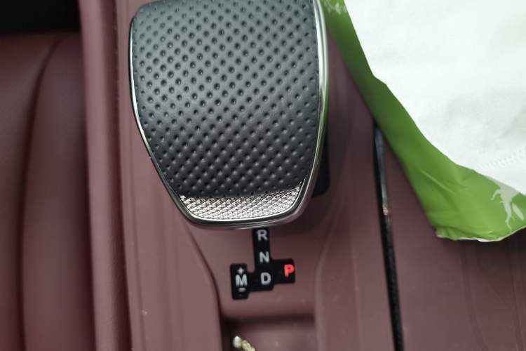 Used Hongqi H5 2025 2.0T Automatic Flag Edition – 500 000 Units Commemorative Version Gear Lever