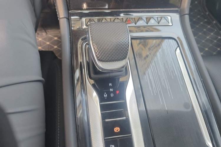 Used Hongqi H5 2025 2.0T Automatic Flag Edition – 500 000 Units Commemorative Version Gear Lever