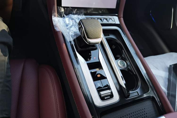 Used Hongqi H5 2025 Model 2.0T Automatic Xuan Ying 2 Million Units Commemorative Edition Gear Lever