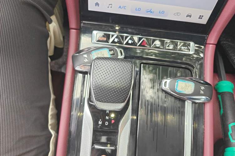 Used Hongqi H5 2025 2.0T Automatic Xuan Ying Edition Gear Lever