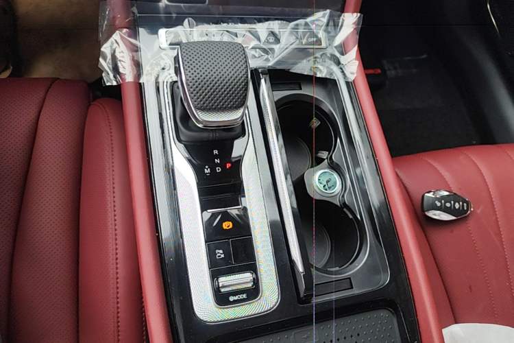 Used Hongqi H5 2025 2.0T Automatic Flag Edition – 500 000 Units Commemorative Version Gear Lever