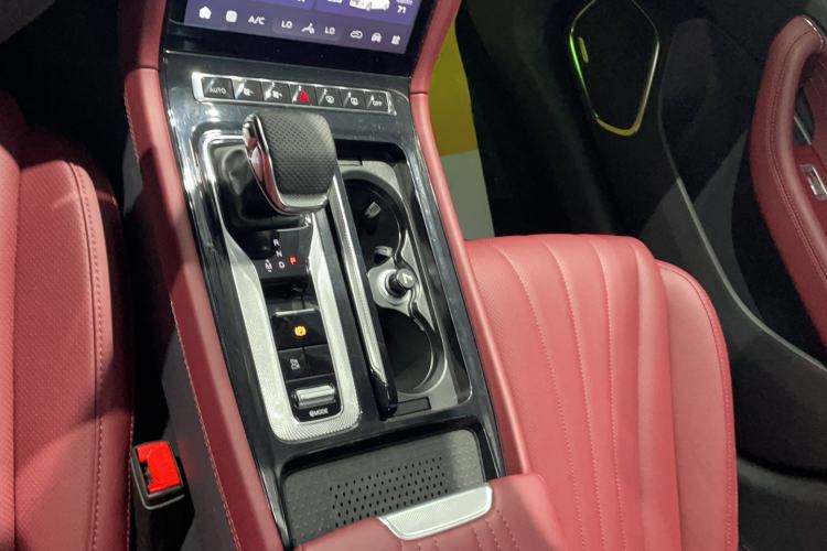 Used Hongqi H5 2025 2.0T Automatic Flag Edition – 500 000 Units Commemorative Version Gear Lever