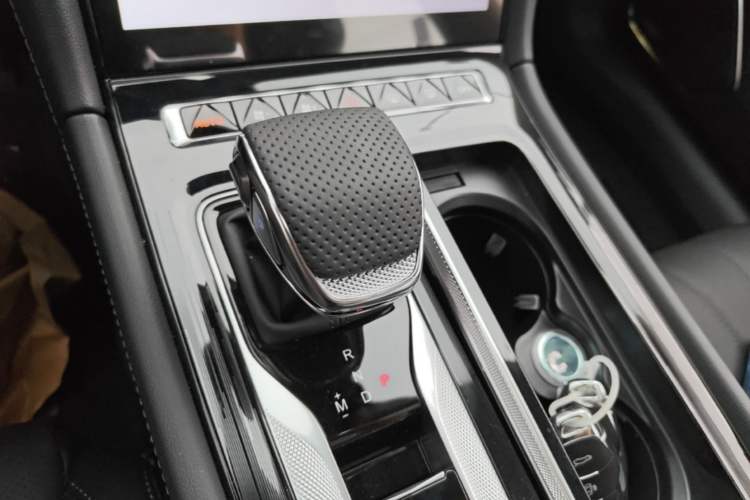 Used Hongqi H5 2025 2.0T Automatic Flag Edition – 500 000 Units Commemorative Version Gear Lever