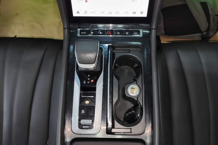Used Hongqi H5 2025 2.0T Automatic Flag Edition – 500 000 Units Commemorative Version Gear Lever