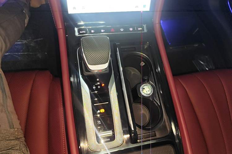 Used Hongqi H5 2025 2.0T Automatic Flag Edition – 500 000 Units Commemorative Version Gear Lever