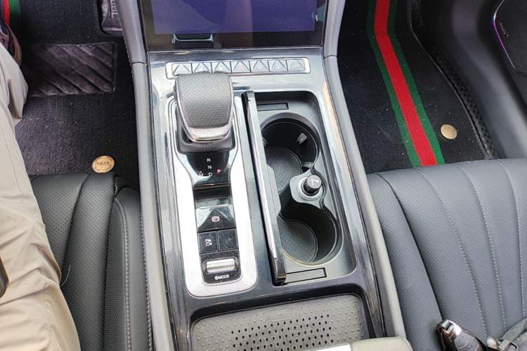 Used Hongqi H5 2025 2.0T Automatic Flag Edition – 500 000 Units Commemorative Version Gear Lever