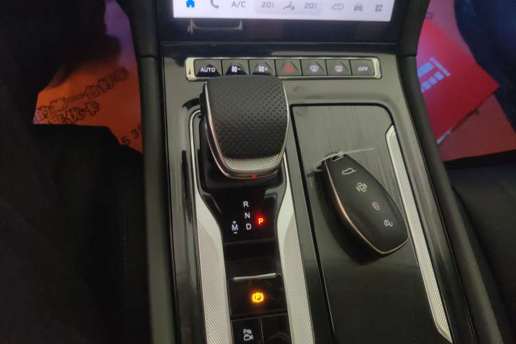 Used Hongqi H5 2025 2.0T Automatic Flag Edition – 500 000 Units Commemorative Version Gear Lever
