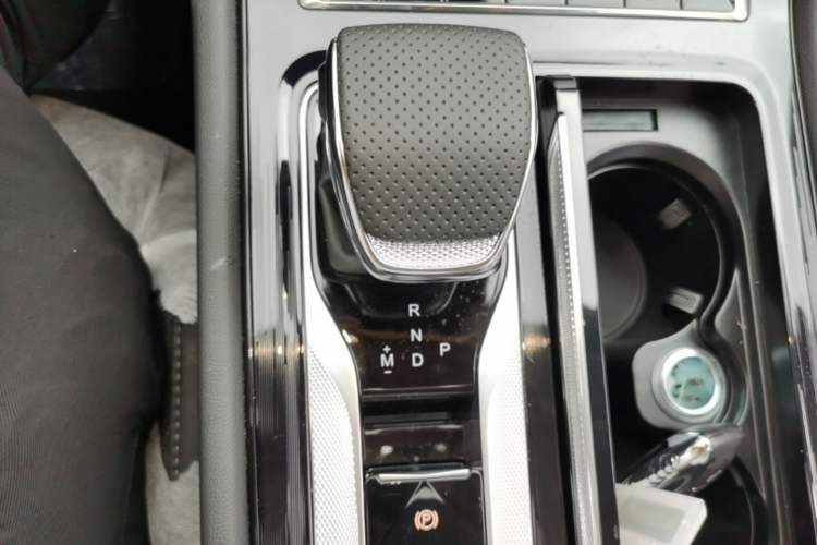 Used Hongqi H5 2025 2.0T Automatic Flag Edition – 500 000 Units Commemorative Version Gear Lever