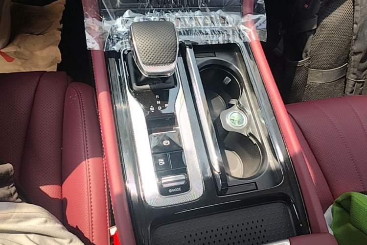 Used Hongqi H5 2025 2.0T Automatic Flag Edition – 500 000 Units Commemorative Version Gear Lever
