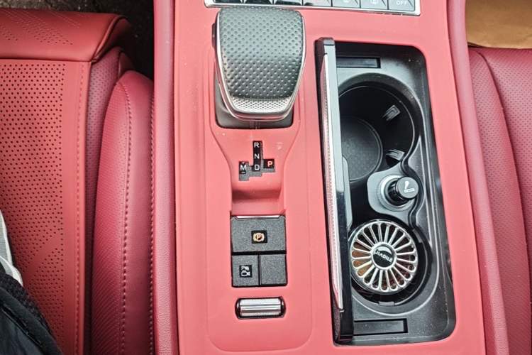 Used Hongqi H5 2025 2.0T Automatic Flag Edition – 500 000 Units Commemorative Version Gear Lever