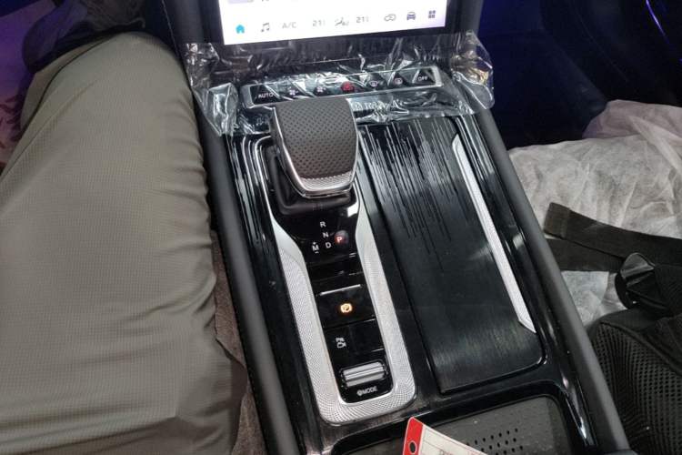Used Hongqi H5 2025 2.0T Automatic Flag Edition – 500 000 Units Commemorative Version Gear Lever