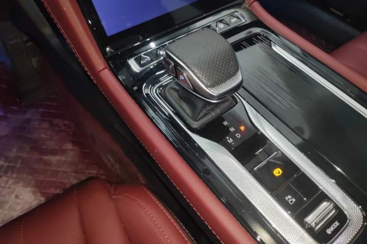 Used Hongqi H5 2025 2.0T Automatic Flag Edition – 500 000 Units Commemorative Version Gear Lever