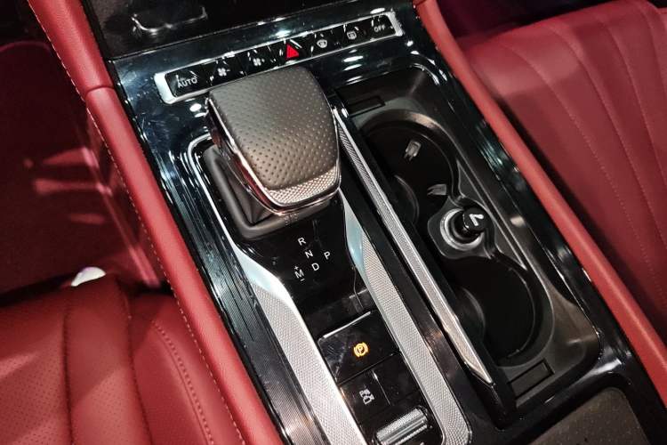 Used Hongqi H5 2025 2.0T Automatic Flag Edition – 500 000 Units Commemorative Version Gear Lever