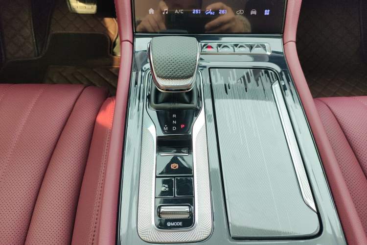 Used Hongqi H5 2025 2.0T Automatic Flag Edition – 500 000 Units Commemorative Version Gear Lever