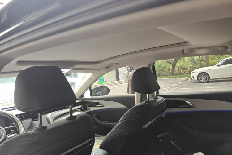 Used Hongqi H5 2025 2.0T Automatic Flag Edition – 500 000 Units Commemorative Version Headliner