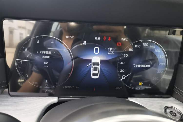 Used Hongqi H5 2025 2.0T Automatic Flag Edition – 500 000 Units Commemorative Version Instrument Cluster