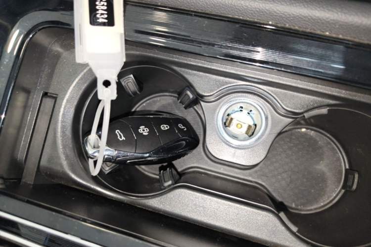 Used Hongqi H5 2025 2.0T Automatic Flag Edition – 500 000 Units Commemorative Version Interior 1