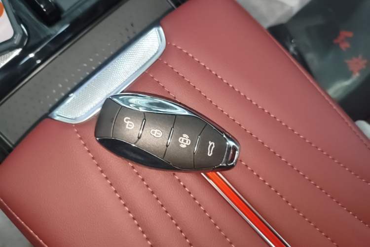 Used Hongqi H5 2025 2.0T Automatic Flag Edition – 500 000 Units Commemorative Version Interior 1