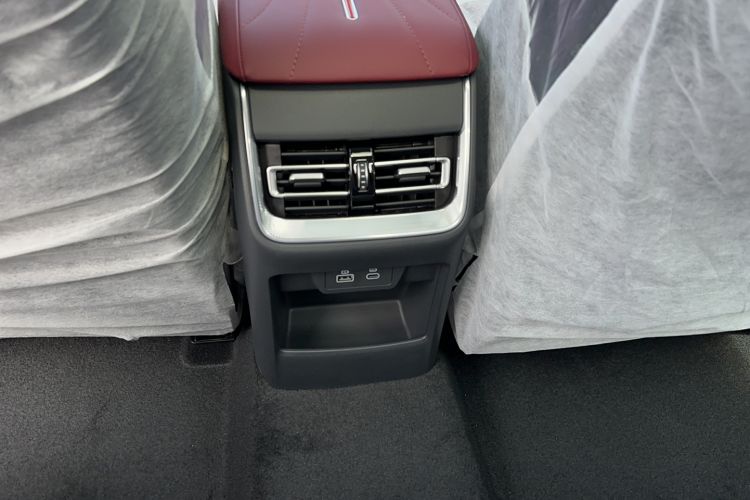 Used Hongqi H5 2025 2.0T Automatic Flag Edition – 500 000 Units Commemorative Version Interior 1