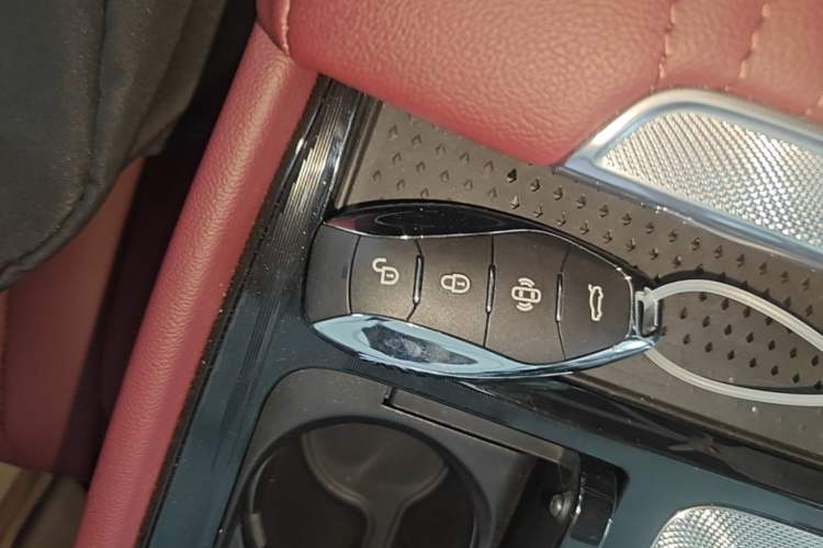 Used Hongqi H5 2025 2.0T Automatic Flag Edition – 500 000 Units Commemorative Version Interior 1