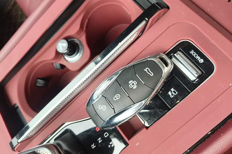 Used Hongqi H5 2025 2.0T Automatic Flag Edition – 500 000 Units Commemorative Version Interior 1