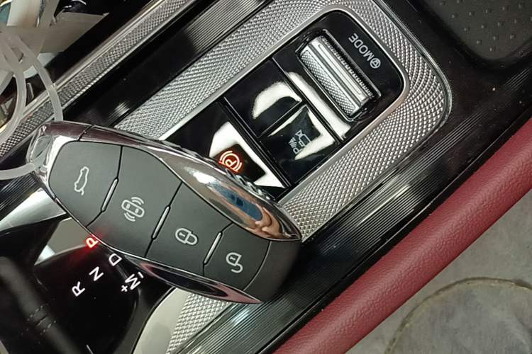Used Hongqi H5 2025 2.0T Automatic Flag Edition – 500 000 Units Commemorative Version Interior 1