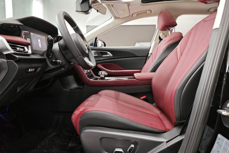 Used Hongqi H5 2025 Model 1.5T DCT Xuan Ying 2 Million Units Commemorative Edition Interior 1
