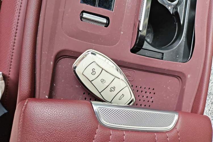 Used Hongqi H5 2025 Model 2.0T Automatic Xuan Ying 2 Million Units Commemorative Edition Interior 1