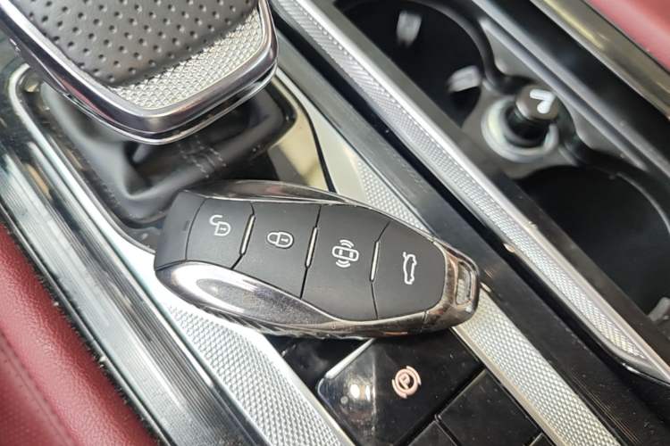 Used Hongqi H5 2025 Model 1.5T DCT Xuan Ying 2 Million Units Commemorative Edition Interior 1