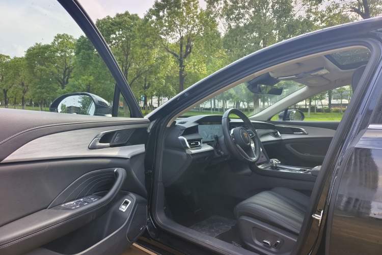 Used Hongqi H5 2025 2.0T Automatic Flag Edition – 500 000 Units Commemorative Version Interior 1