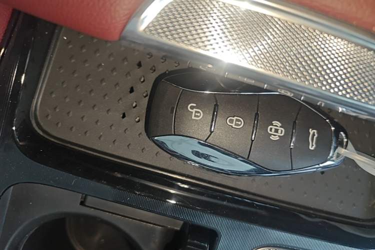 Used Hongqi H5 2025 2.0T Automatic Flag Edition – 500 000 Units Commemorative Version Interior 1