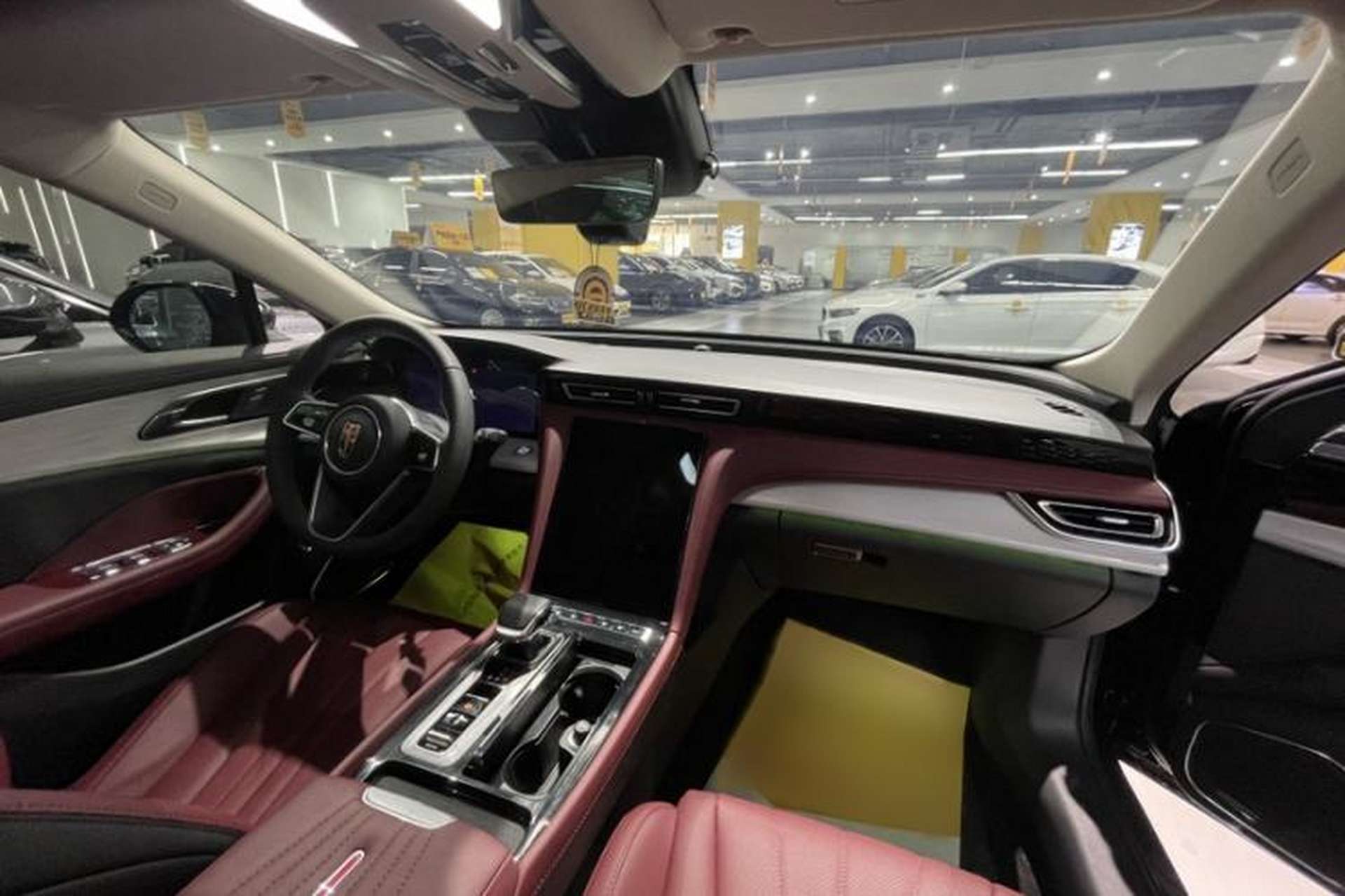 Used Hongqi H5 2025 2.0T Automatic Flag Edition – 500 000 Units Commemorative Version Interior 1