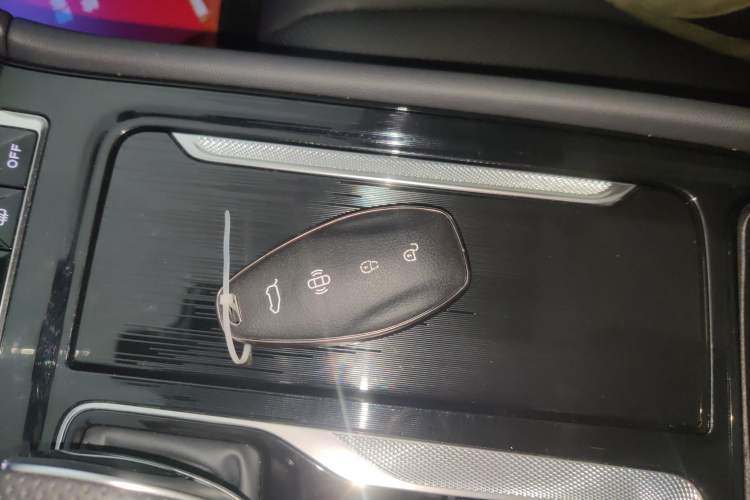 Used Hongqi H5 2025 2.0T Automatic Flag Edition – 500 000 Units Commemorative Version Interior 1