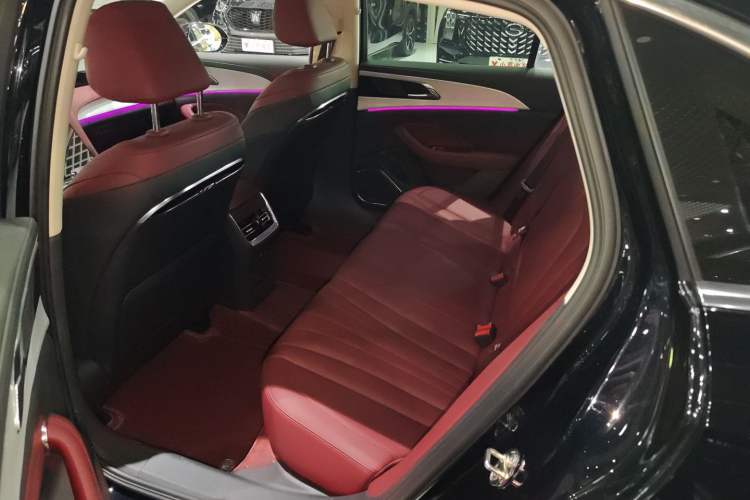 Used Hongqi H5 2025 2.0T Automatic Flag Edition – 500 000 Units Commemorative Version Interior 1