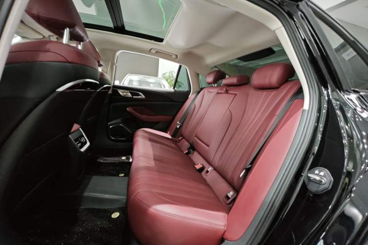 Used Hongqi H5 2025 Model 1.5T DCT Xuan Ying 2 Million Units Commemorative Edition Interior 10