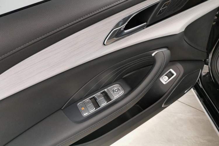Used Hongqi H5 2025 2.0T Automatic Flag Edition – 500 000 Units Commemorative Version Interior 11
