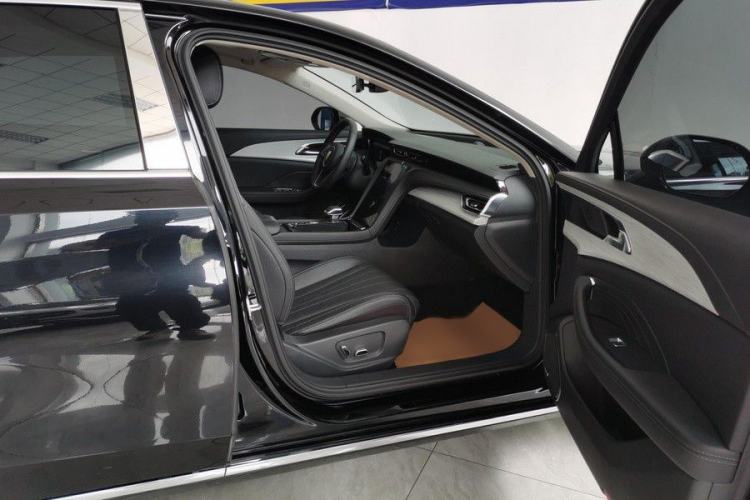 Used Hongqi H5 2025 2.0T Automatic Flag Edition – 500 000 Units Commemorative Version Interior 12