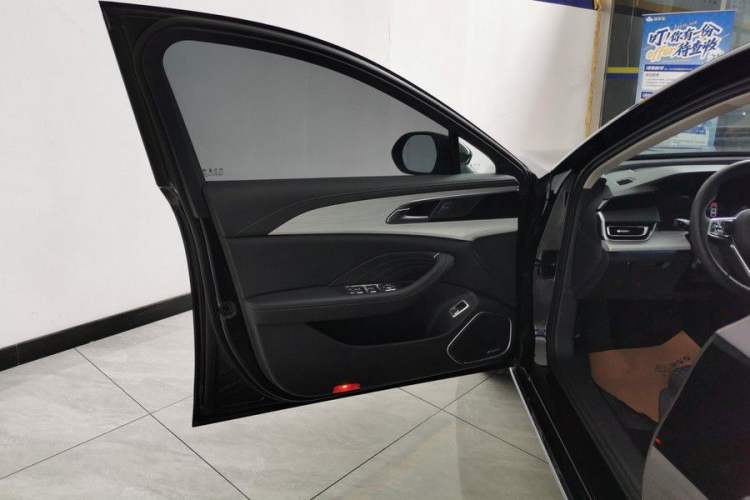 Used Hongqi H5 2025 2.0T Automatic Flag Edition – 500 000 Units Commemorative Version Interior 13